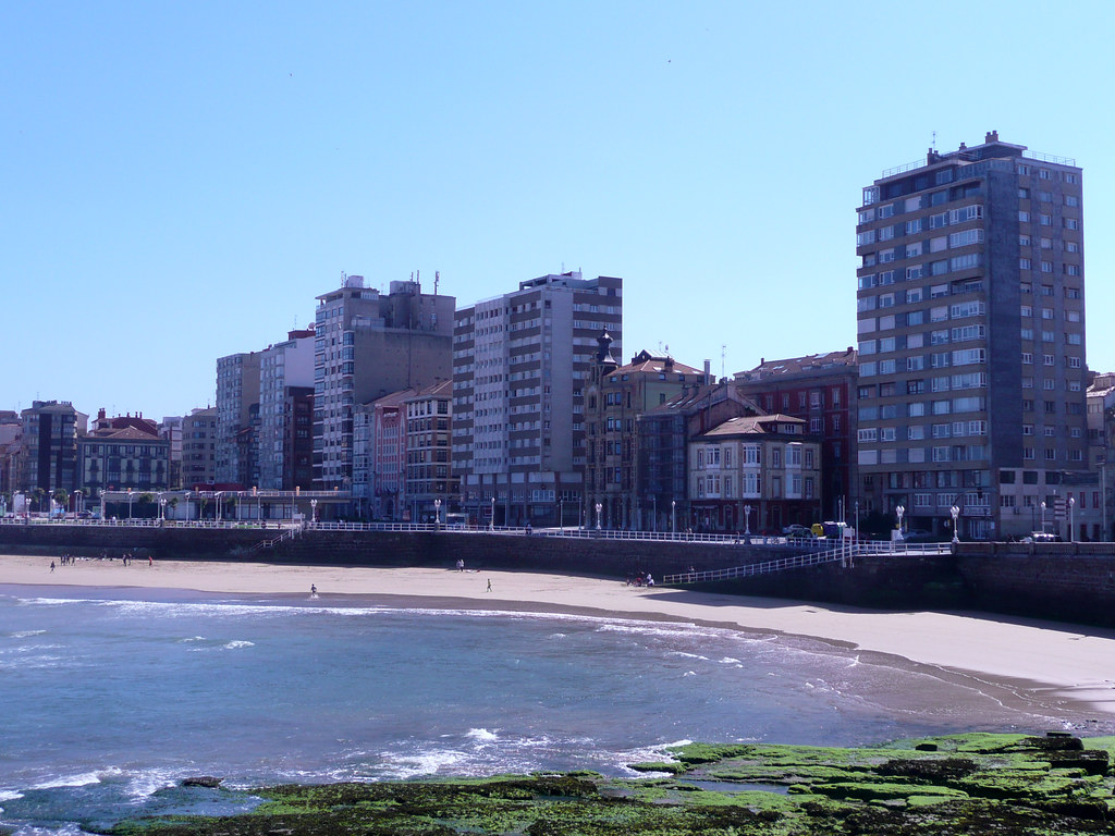 Playa de San Lorenzo y el Muro de Gijón en un día soleado